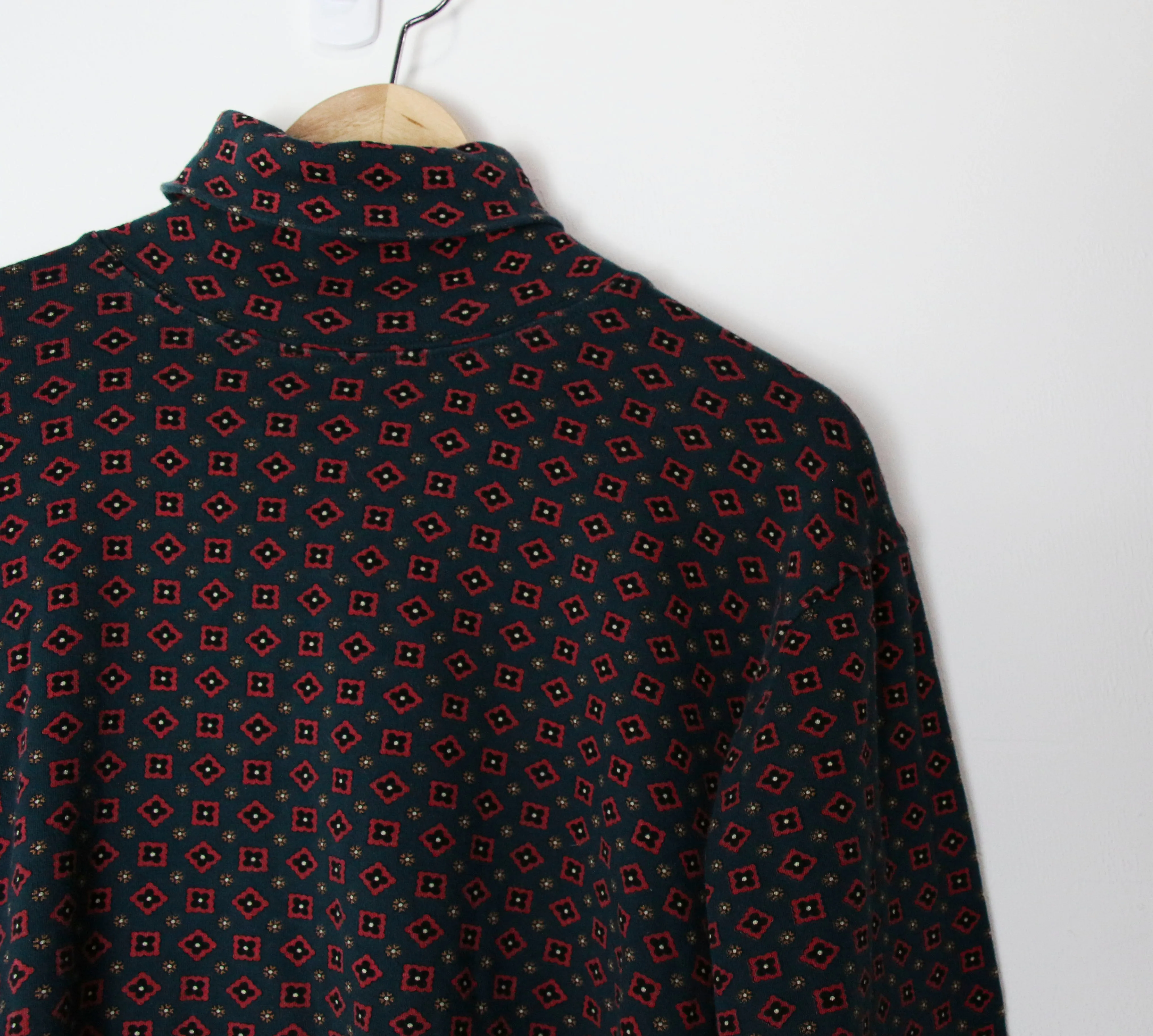 [L] Ornate Pattern Turtleneck